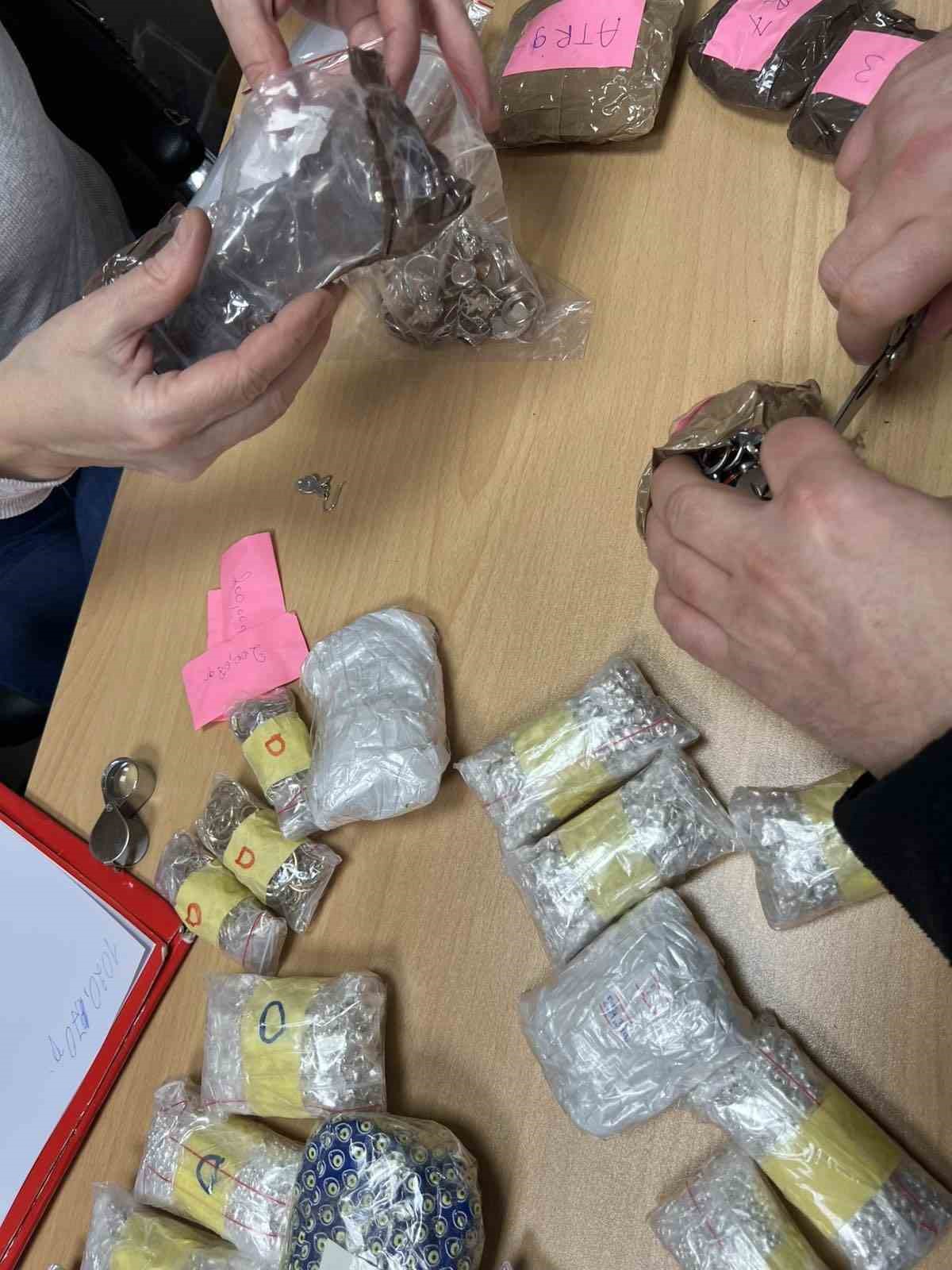 Oda spreyi ve gazoz şişelerine gizlenen 50 bin euro değerindeki kaçak altın ve gümüş ele geçirildi
