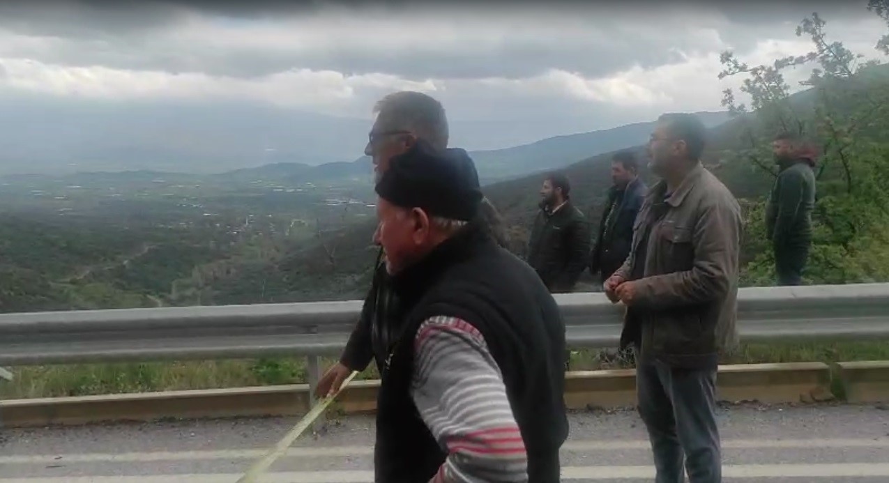 Ödemiş-Turgutlu yolunda toprak kayması: Ulaşım kontrollü sağlanıyor
