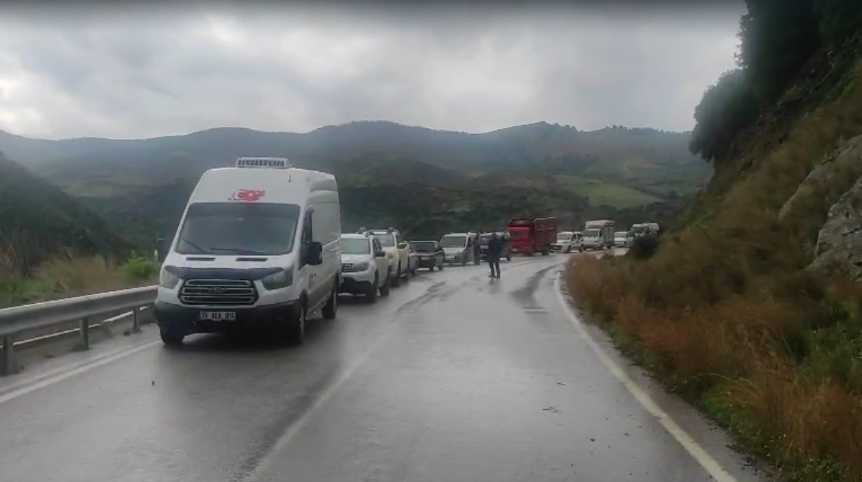 Ödemiş-Turgutlu yolunda toprak kayması: Ulaşım kontrollü sağlanıyor
