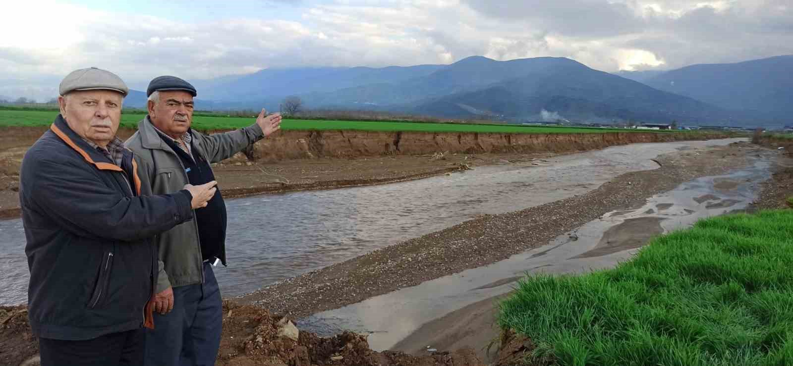 Ödemiş’te baraj tahliye suyu sel oldu, geçtiği tarlaları küçülttü
