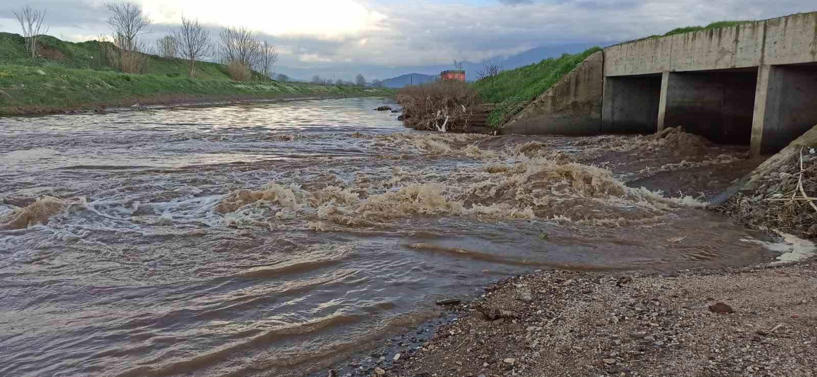 Ödemiş’te baraj tahliye suyu sel oldu, geçtiği tarlaları küçülttü
