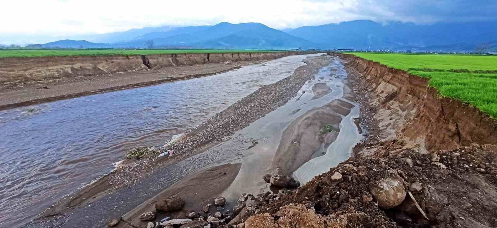 Ödemiş’te baraj tahliye suyu sel oldu, geçtiği tarlaları küçülttü
