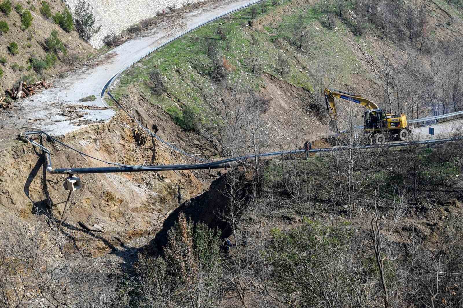 Ödemiş’te çöken yolda çalışmalar başladı
Ödemiş’te çöken yolda çalışmalar başladı