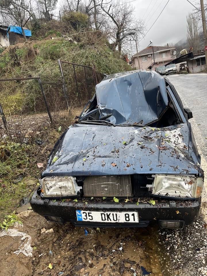Ödemiş’te heyelan: Göçük altında kalan araç hurdaya döndü
