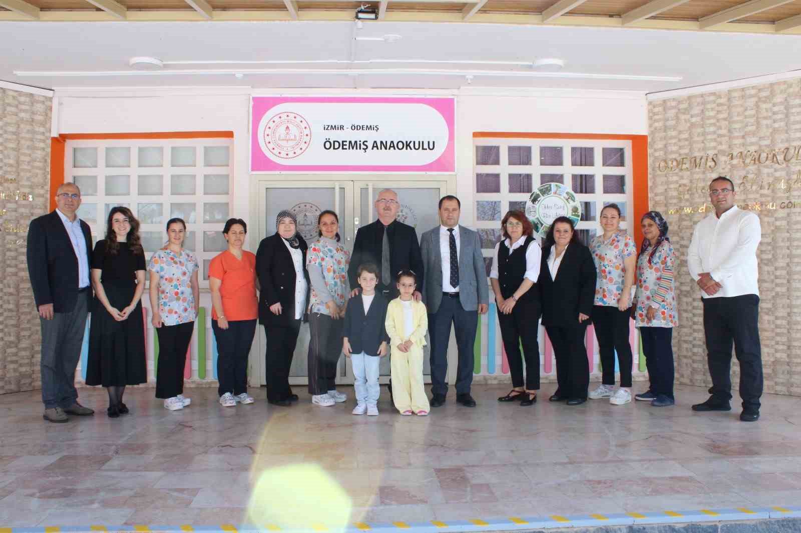 Ödemiş’te minik öğrencilere kitap kurdu madalyası
