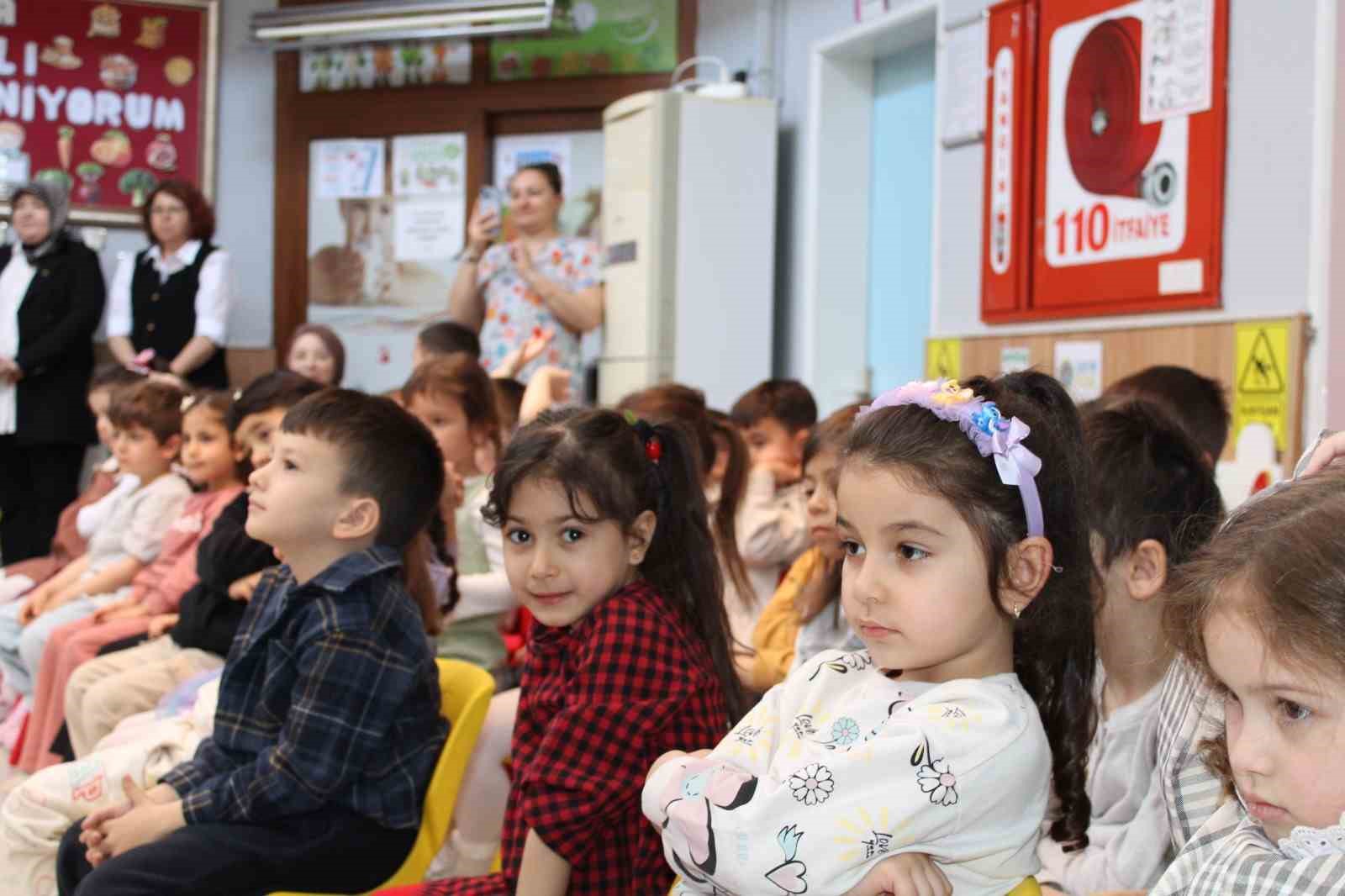 Ödemiş’te minik öğrencilere kitap kurdu madalyası
