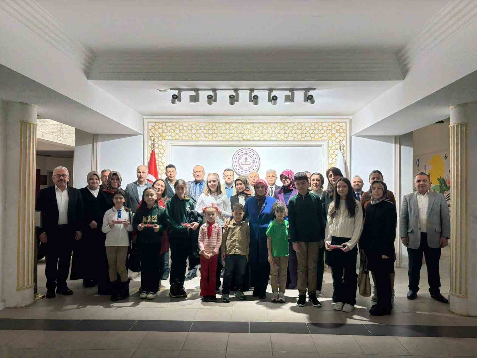 Ödüllerini aldılar
Ödüllerini aldılar