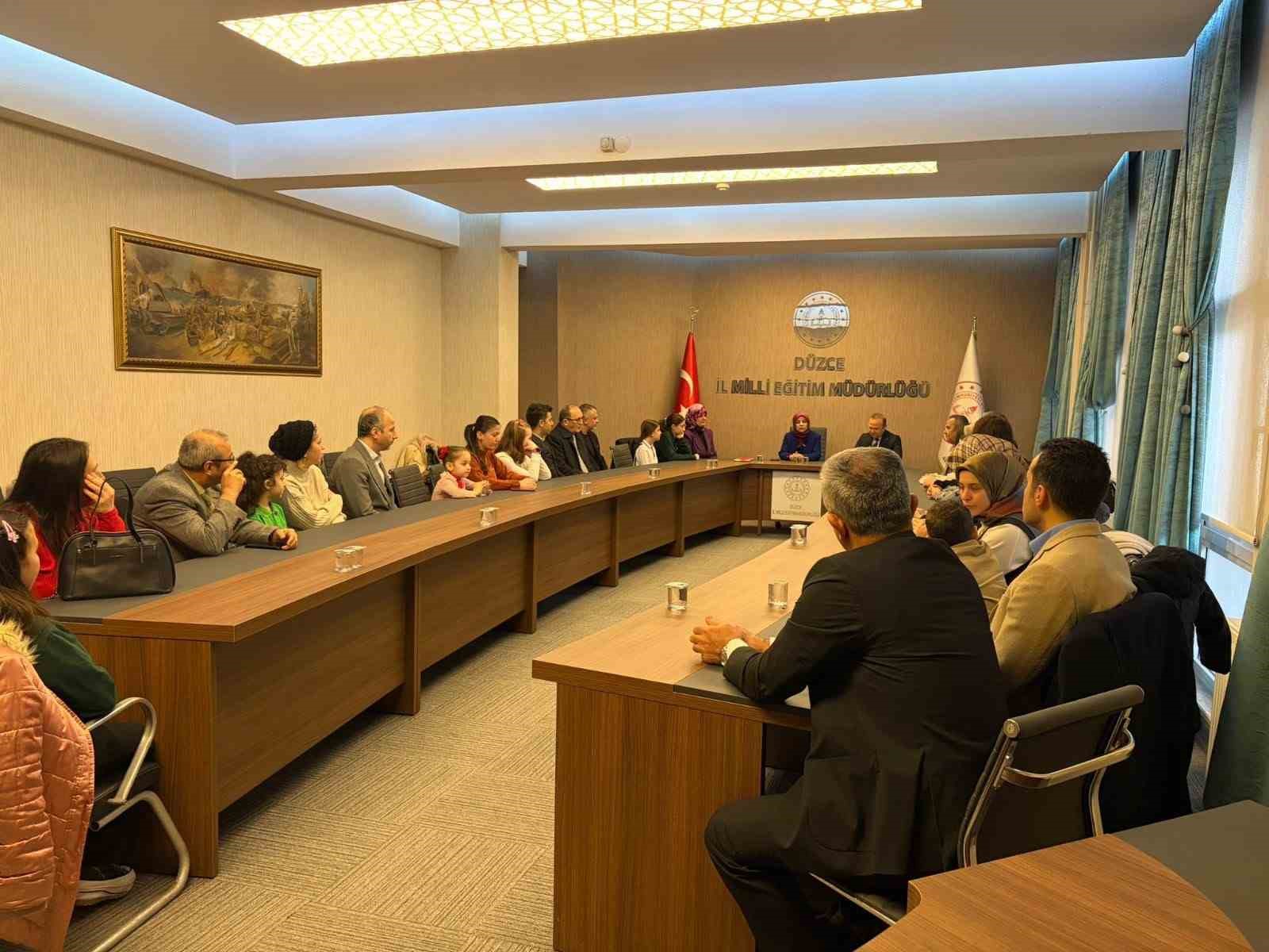 Ödüllerini aldılar
Ödüllerini aldılar