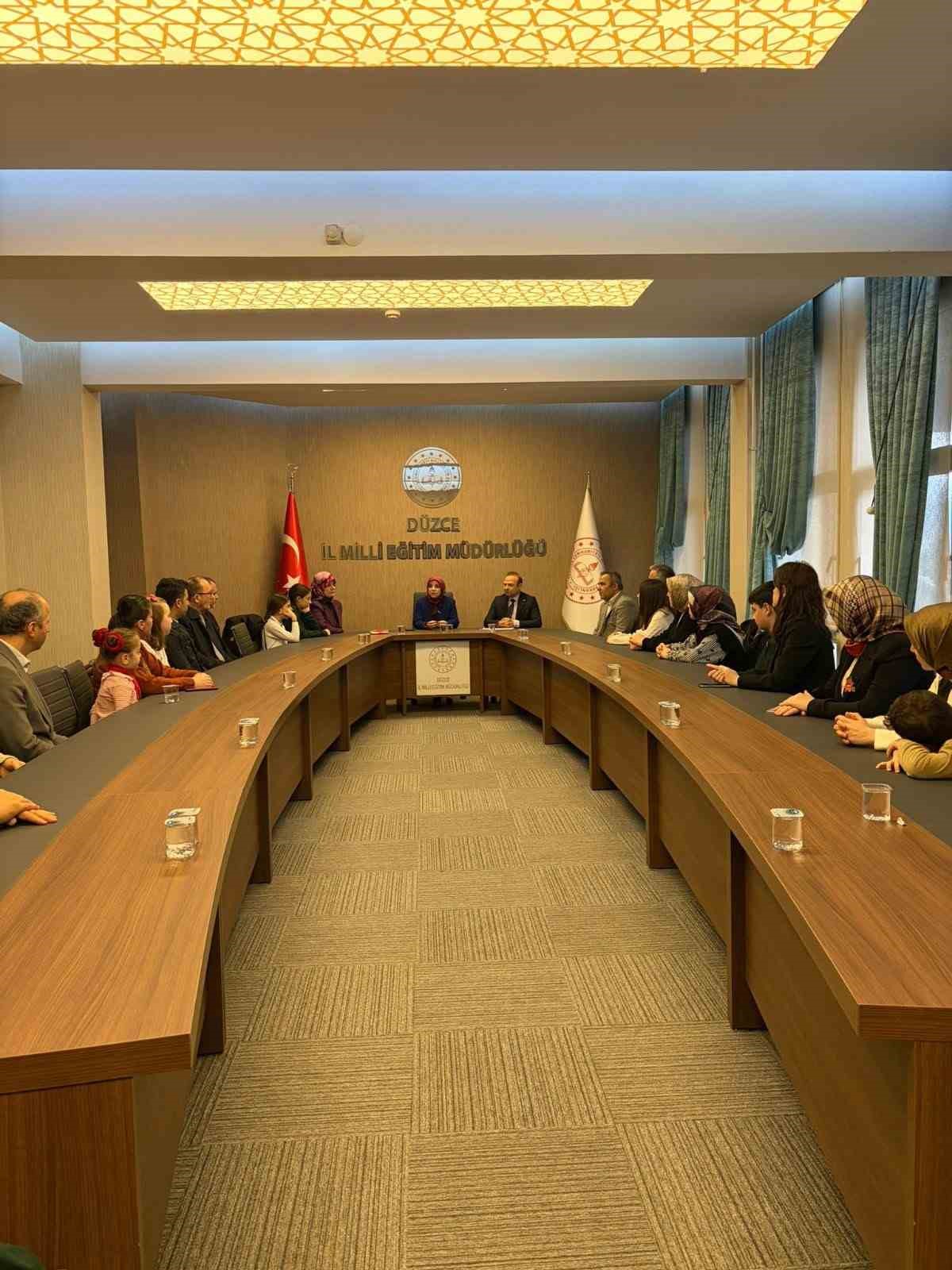 Ödüllerini aldılar
Ödüllerini aldılar