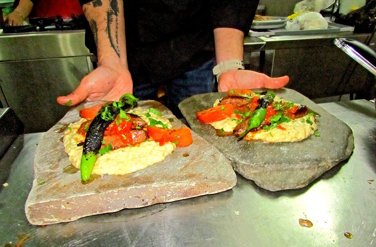 Ödüllü şef, Çeşme’de yeni aşçılar yetiştiriyor
