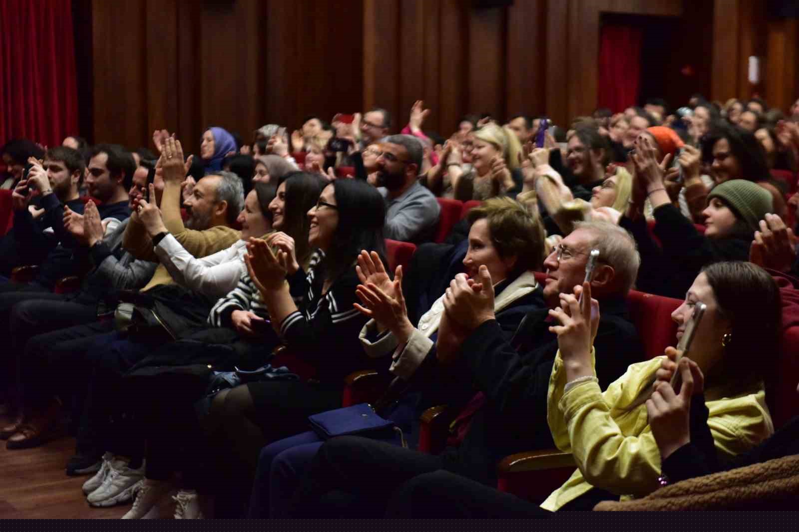 Ödüllü ‘Yan Rol’ Bursa’da ayakta alkışlandı
