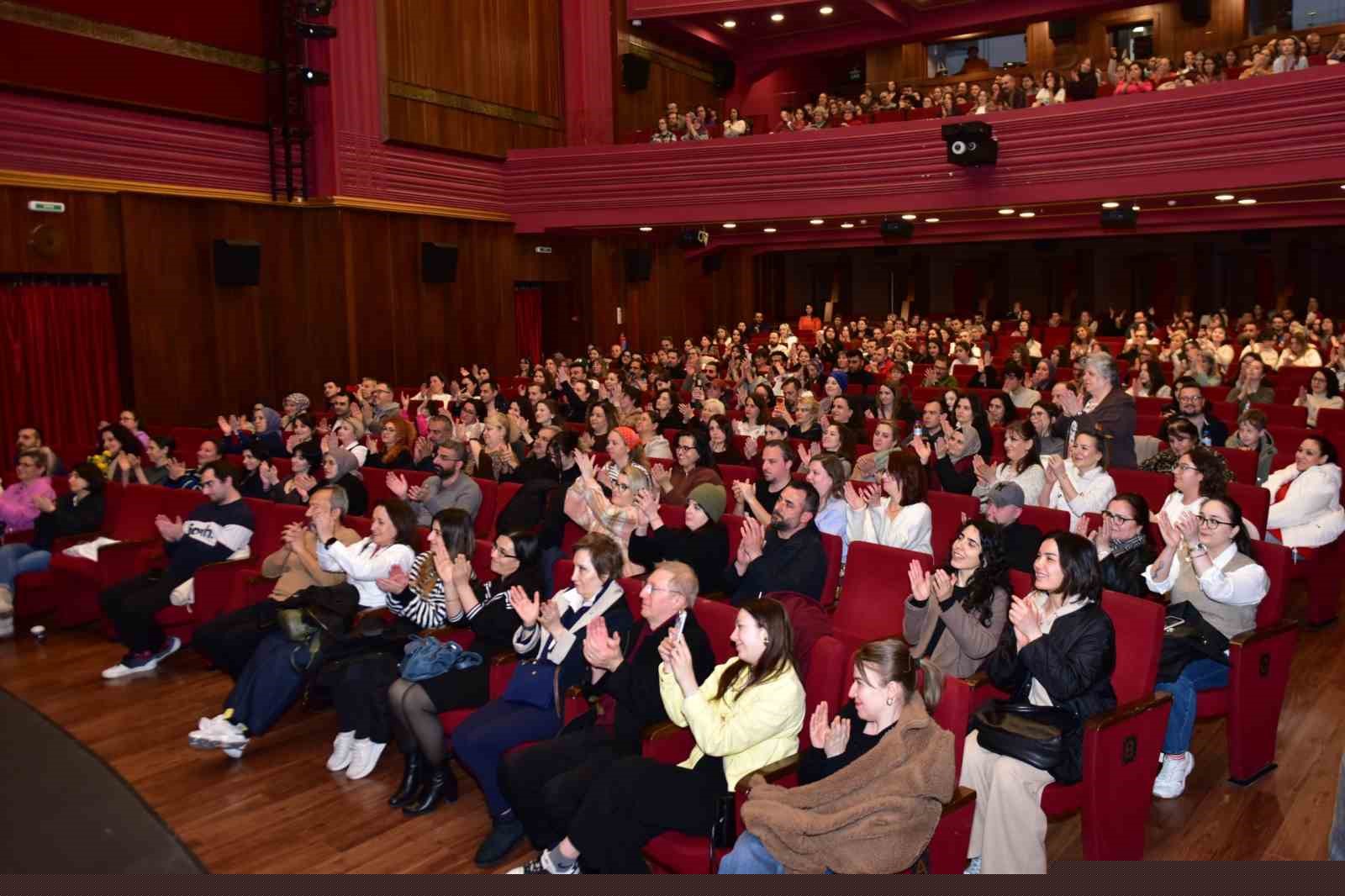 Ödüllü ‘Yan Rol’ Bursa’da ayakta alkışlandı

