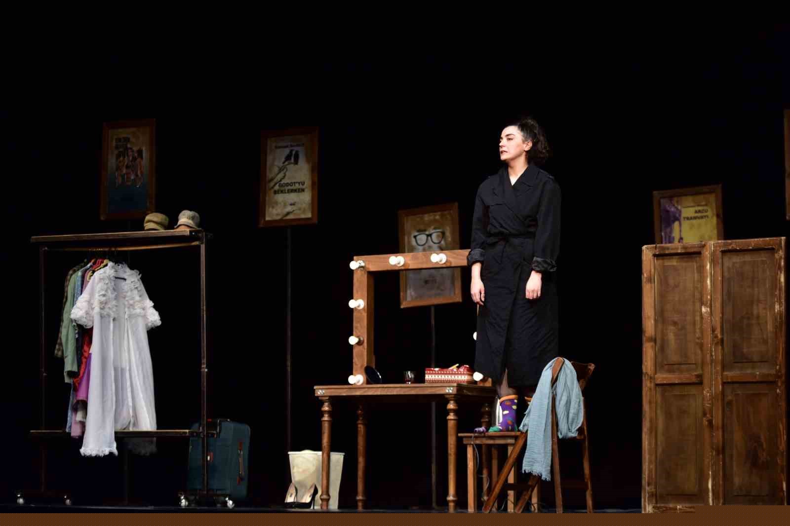 Ödüllü ‘Yan Rol’ Bursa’da ayakta alkışlandı
