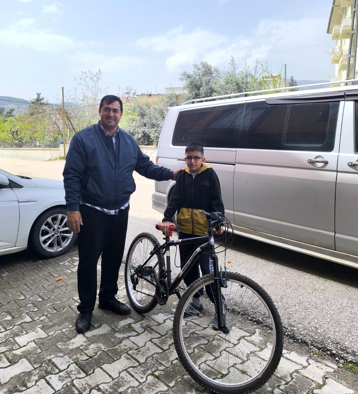 Ödülünü depremzede çocuğa hediye etti
