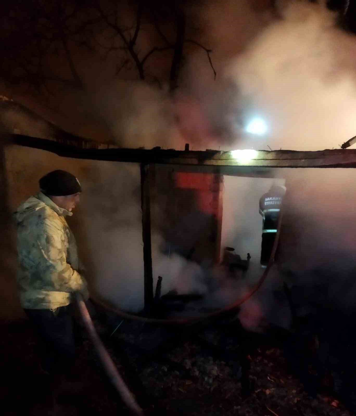 Odunluk yangını ekiplerin hızlı müdahalesi ile söndürüldü
