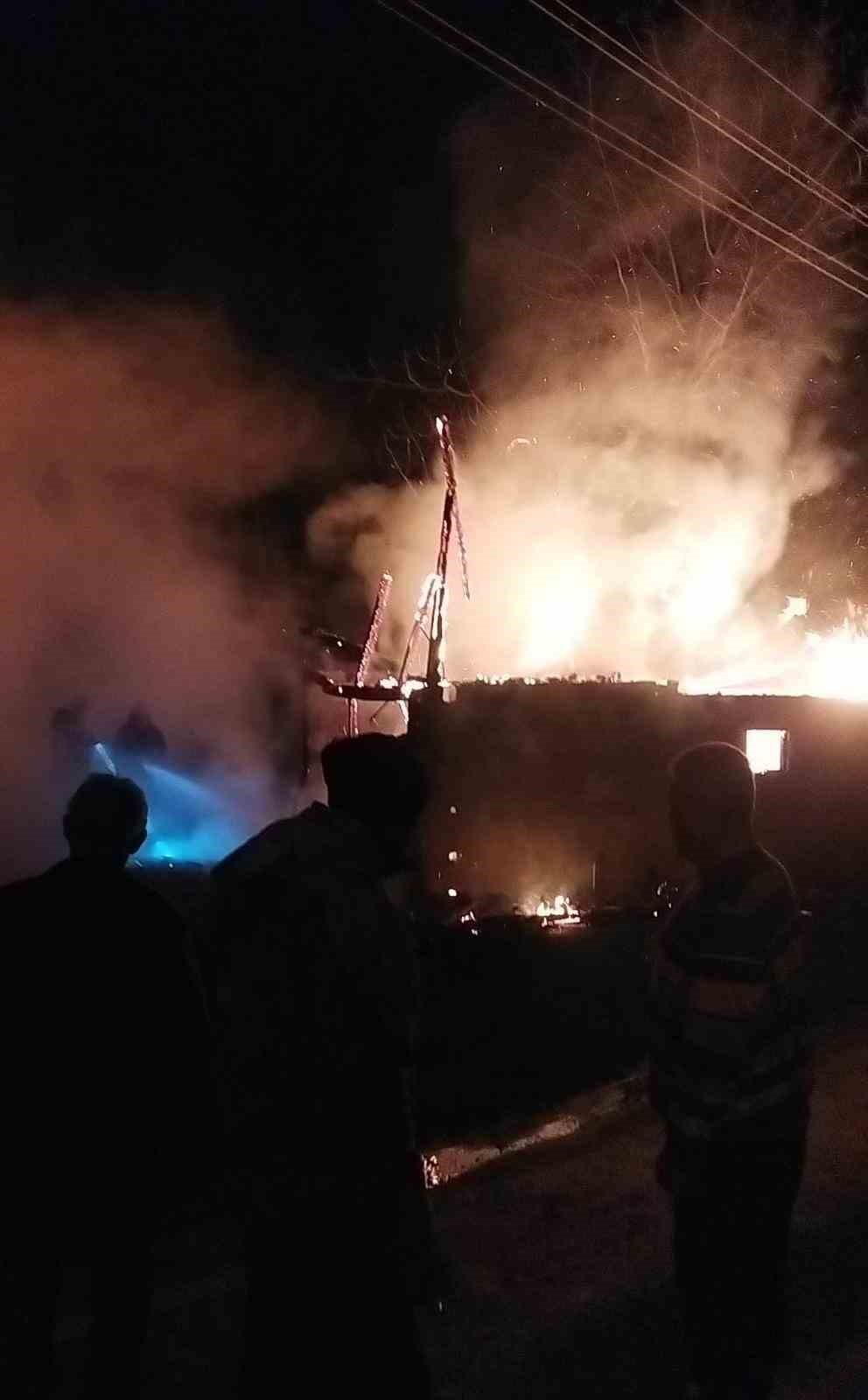 Odunluk yangını ekiplerin hızlı müdahalesi ile söndürüldü
