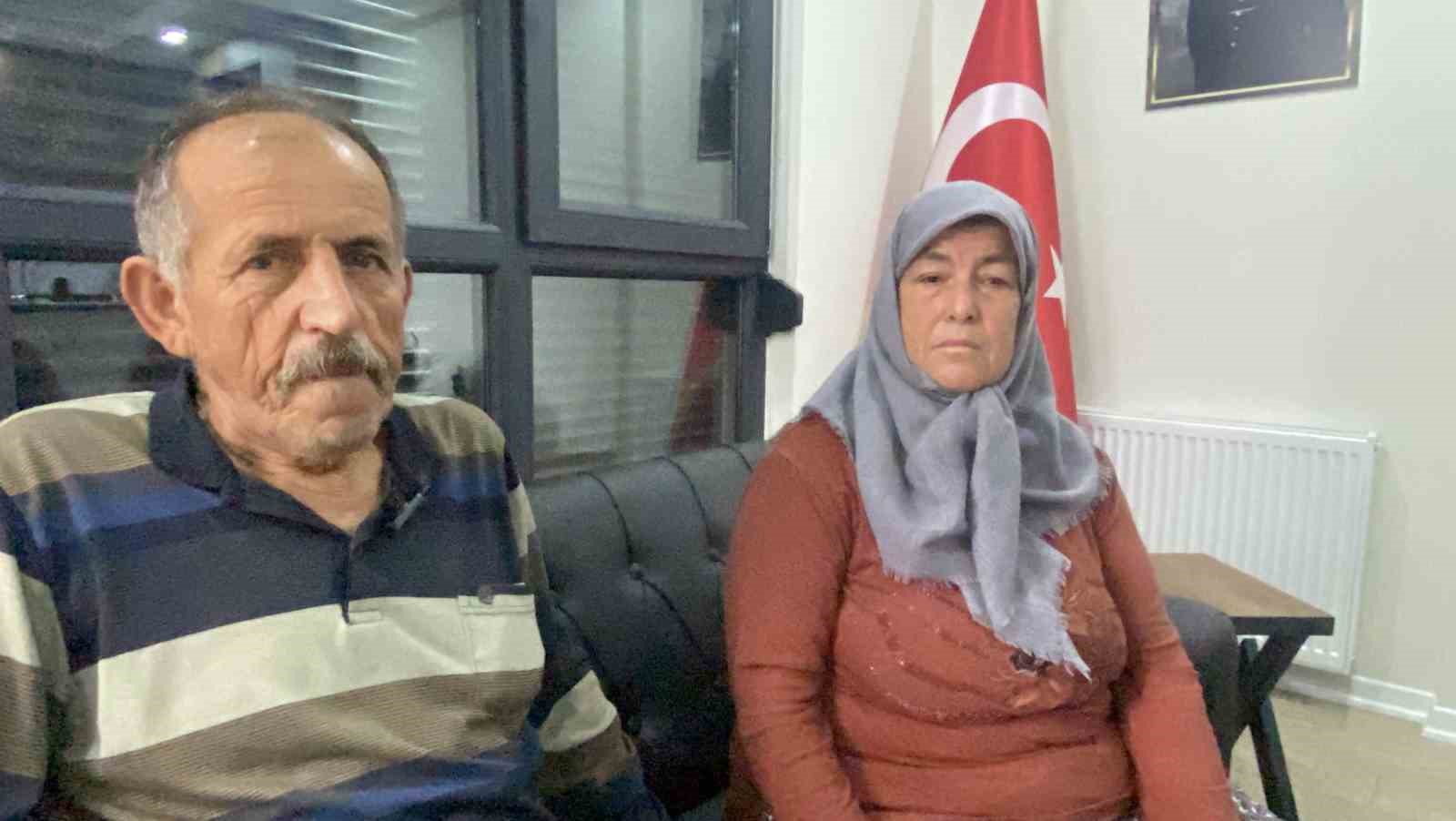 Oğlu öldürülen anne mahkemeden keşif istedi: "Yıkanırken gördüm, boynunda tırnak izleri vardı, adli tıp raporunda çıkmadı"
