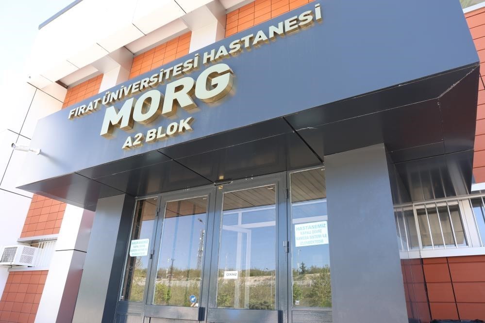 Oğlunu bıçaklayan adamı, av tüfeğiyle vurarak öldürdü
