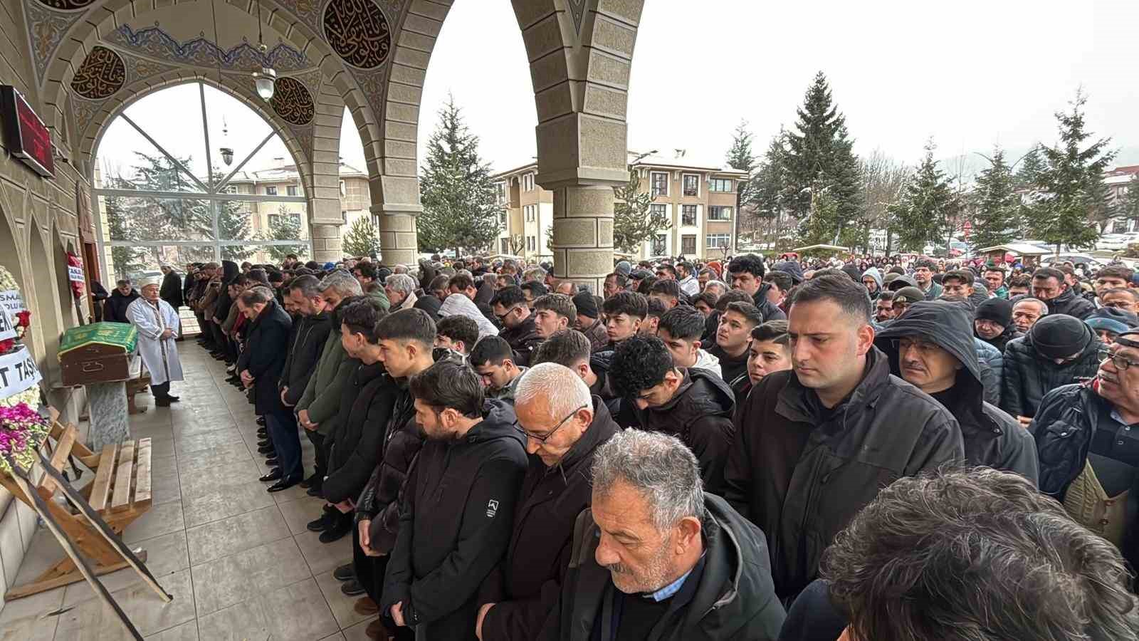 Oğlunun acısına yüreği dayanamayan anne son yolculuğuna uğurlandı
