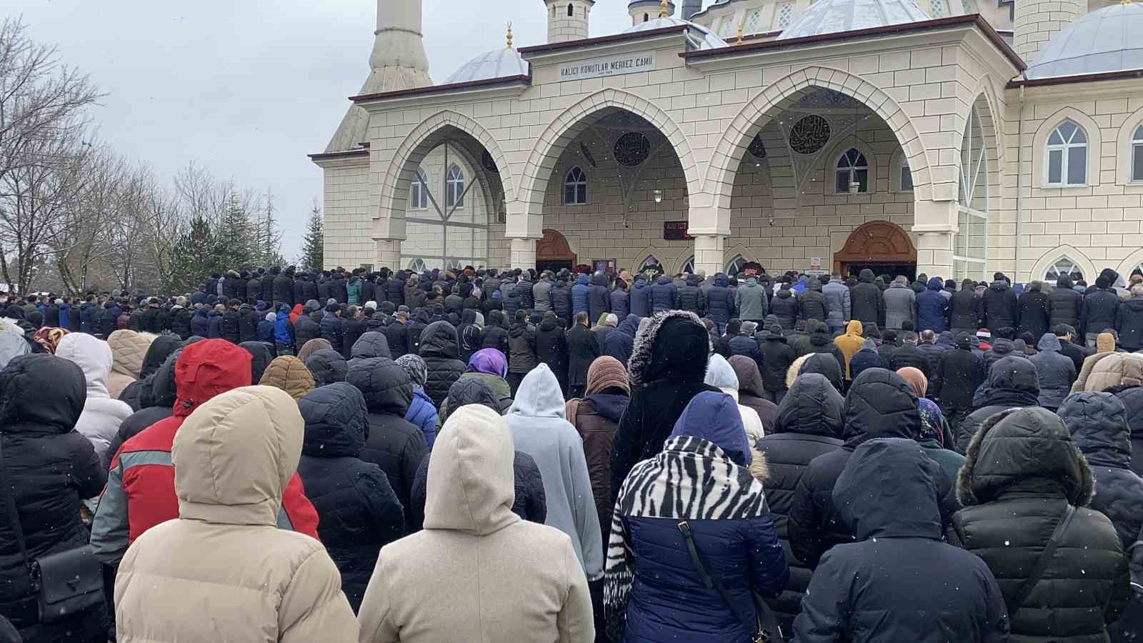 Oğlunun acısına yüreği dayanamayan anne son yolculuğuna uğurlandı
