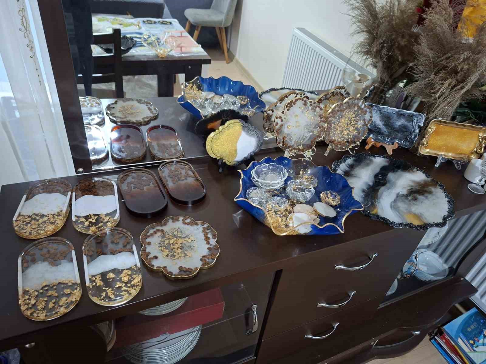 Oğlunun tedavi masrafları için evini atölyeye çevirdi
