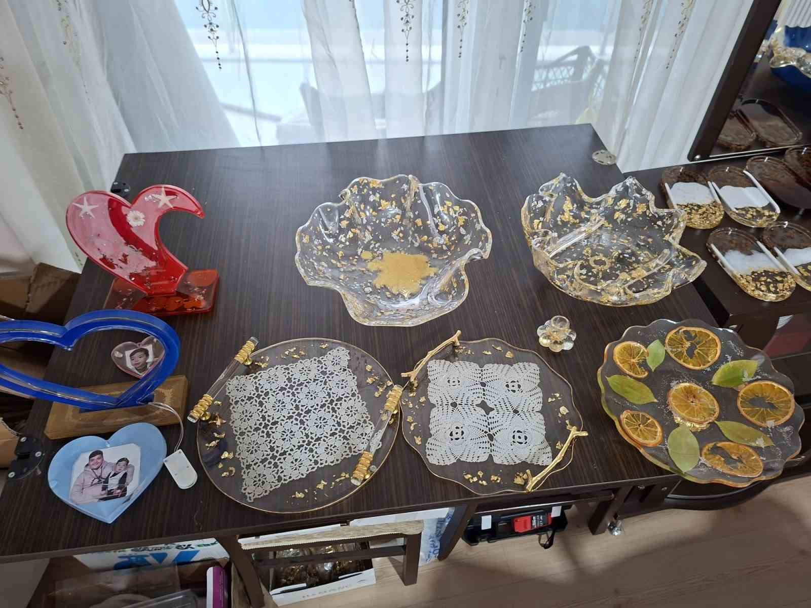 Oğlunun tedavi masrafları için evini atölyeye çevirdi
