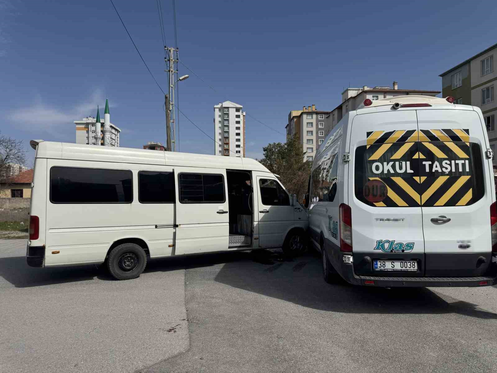 Öğrenci ile rehabilitasyon servisi çarpıştı: 5 yaralı
