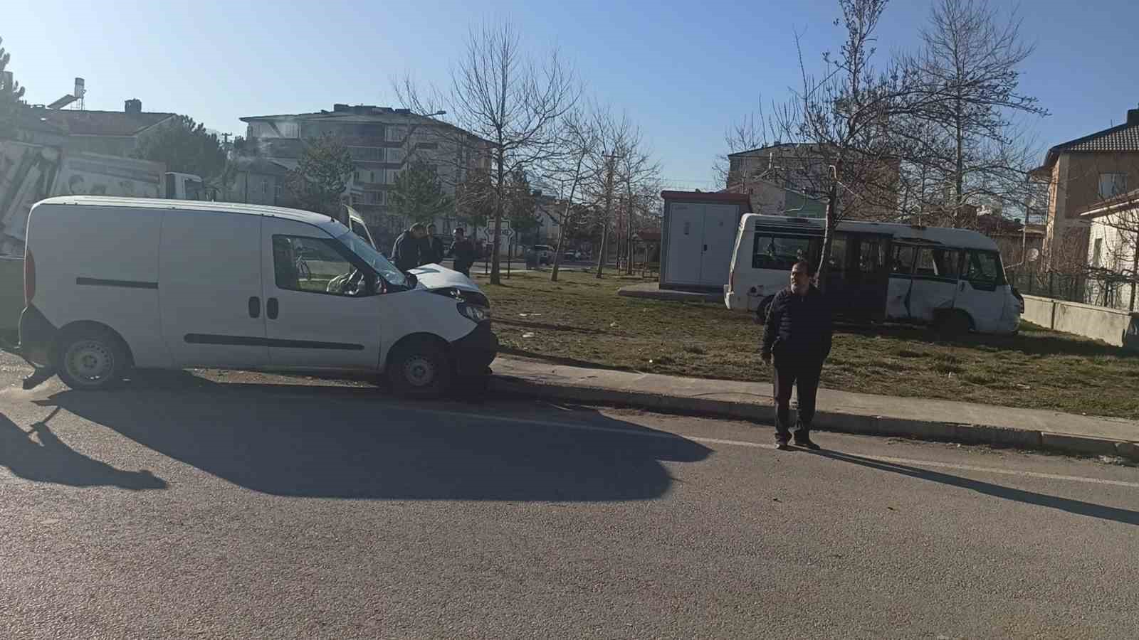 Öğrenci servisi ile hafif ticari araç çarpıştı: 2 yaralı
