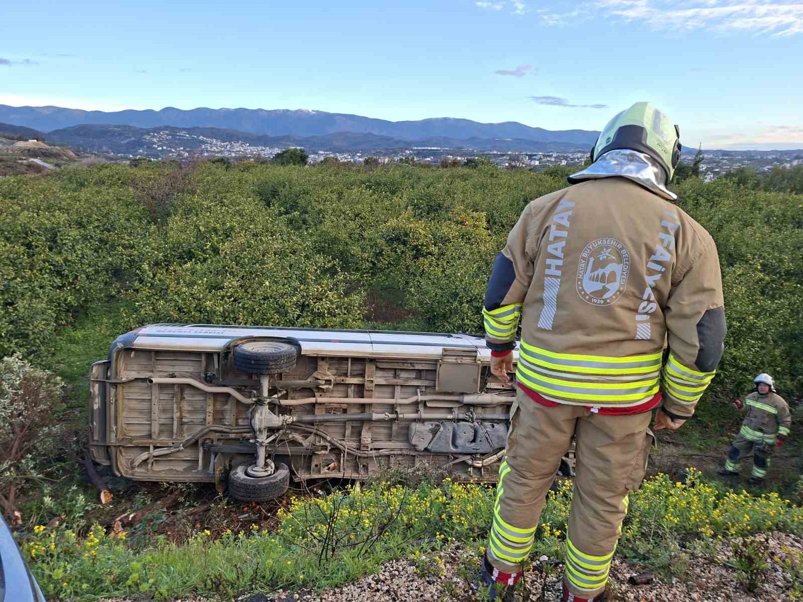 Öğrenci servisi narenciye bahçesine uçtu: 9 yaralı
