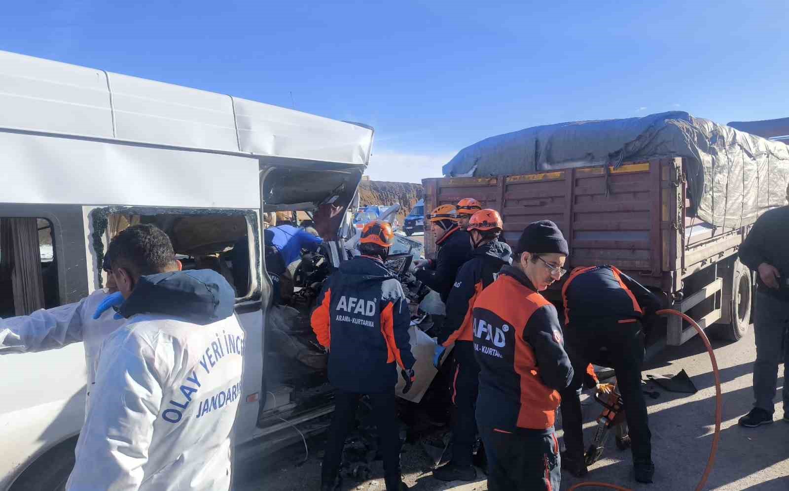 Öğrenci servisi tıra çarptı: 1 ölü, 7 yaralı
