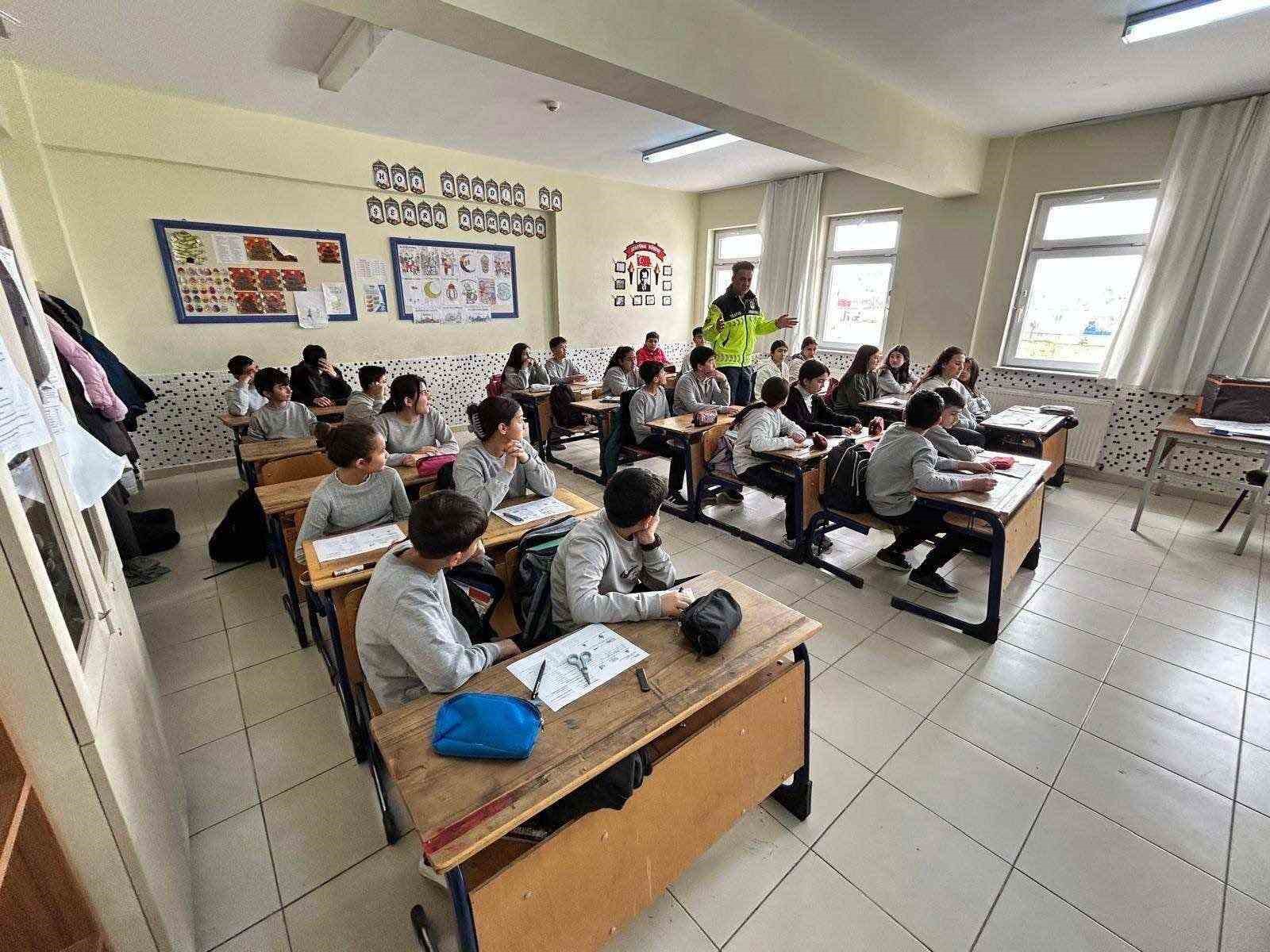 Öğrenci ve öğretmenlere trafik eğitimi verildi

