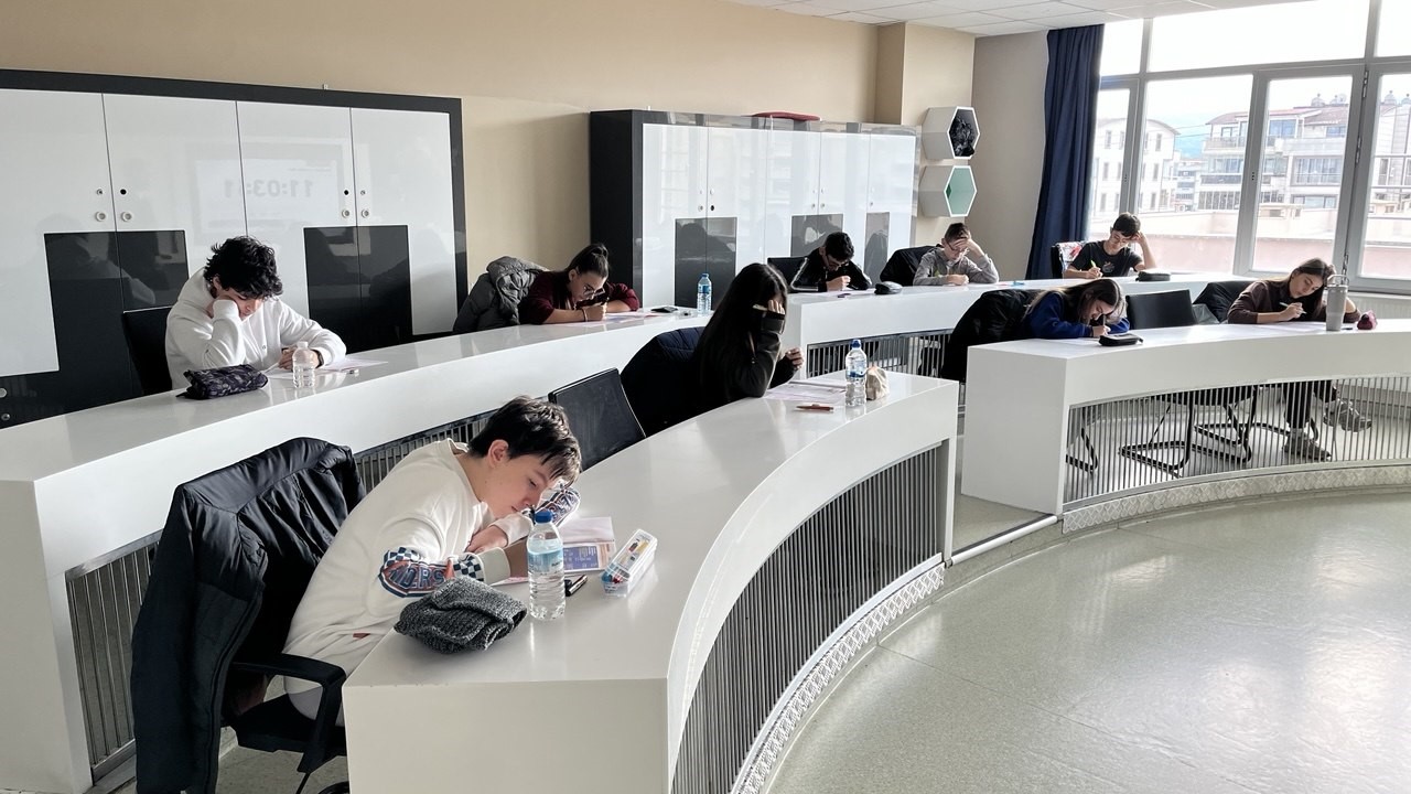 Öğrenci ve velileri sınav heyecanı sardı
