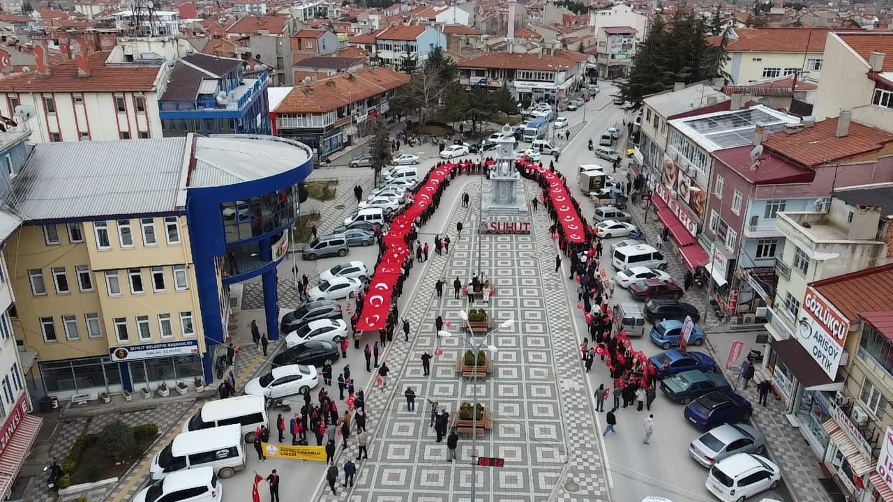 Öğrenciler 100 metrelik Türk bayrağıyla yürüdü
