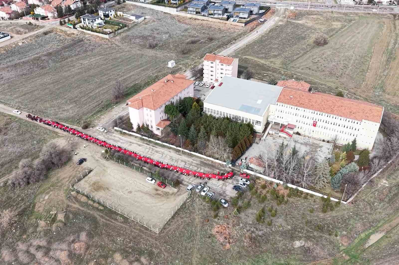 Öğrenciler, 150 metrelik dev Türk bayrağıyla okula giriş yaptı
