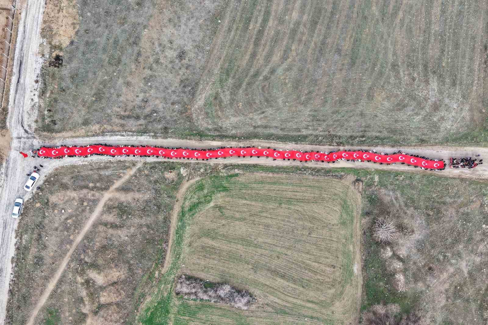 Öğrenciler, 150 metrelik dev Türk bayrağıyla okula giriş yaptı
