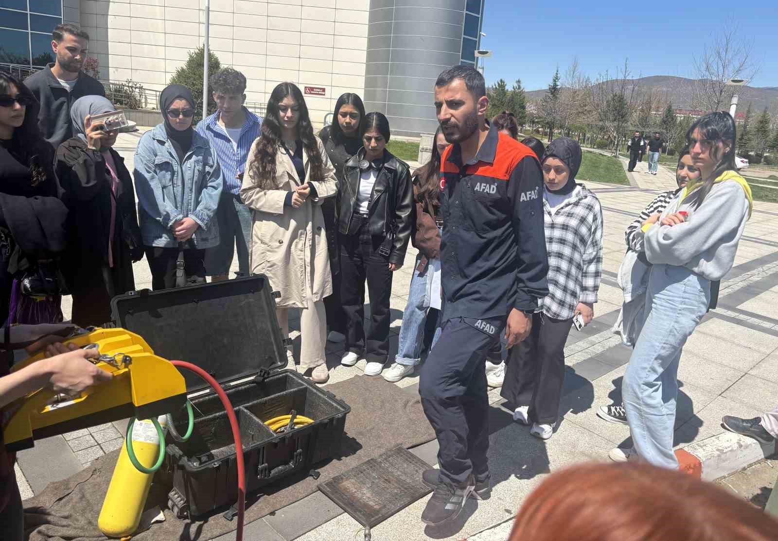 Öğrenciler AFAD gönüllülük eğitimi ile bilinçleniyor
