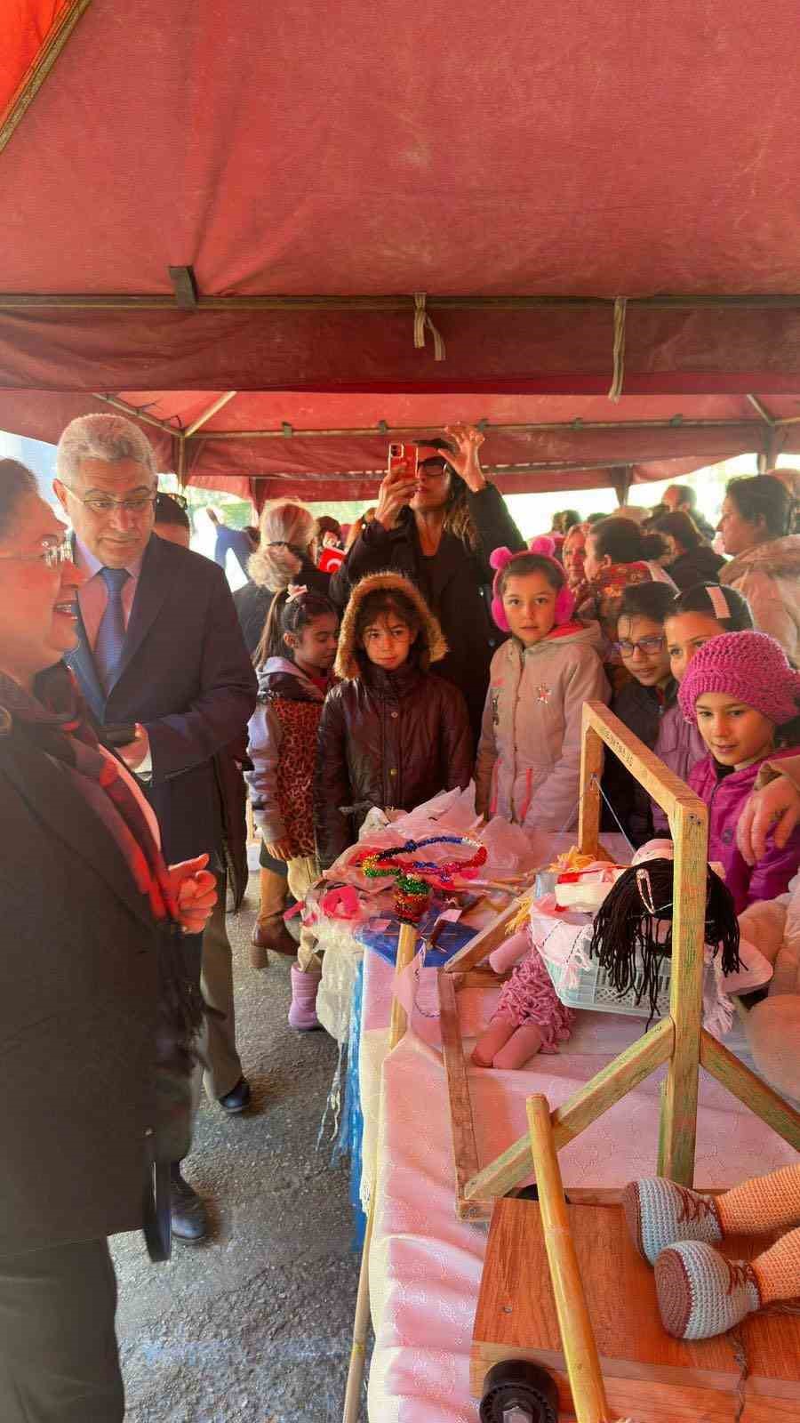 Öğrenciler ’ailenin önemine’ oyuncaklarla dikkat çekti
