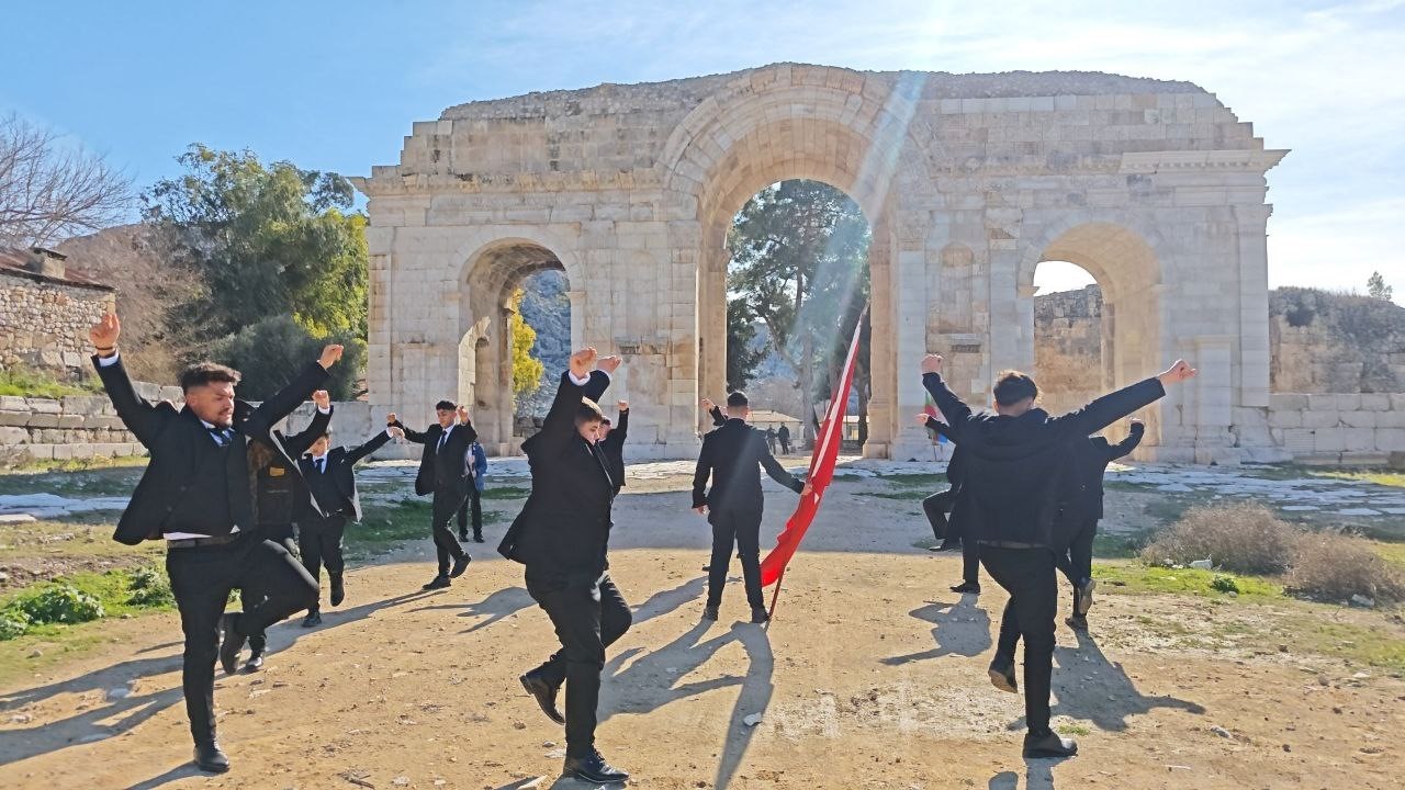 Öğrenciler Anvarza’da zeybek oynadı
