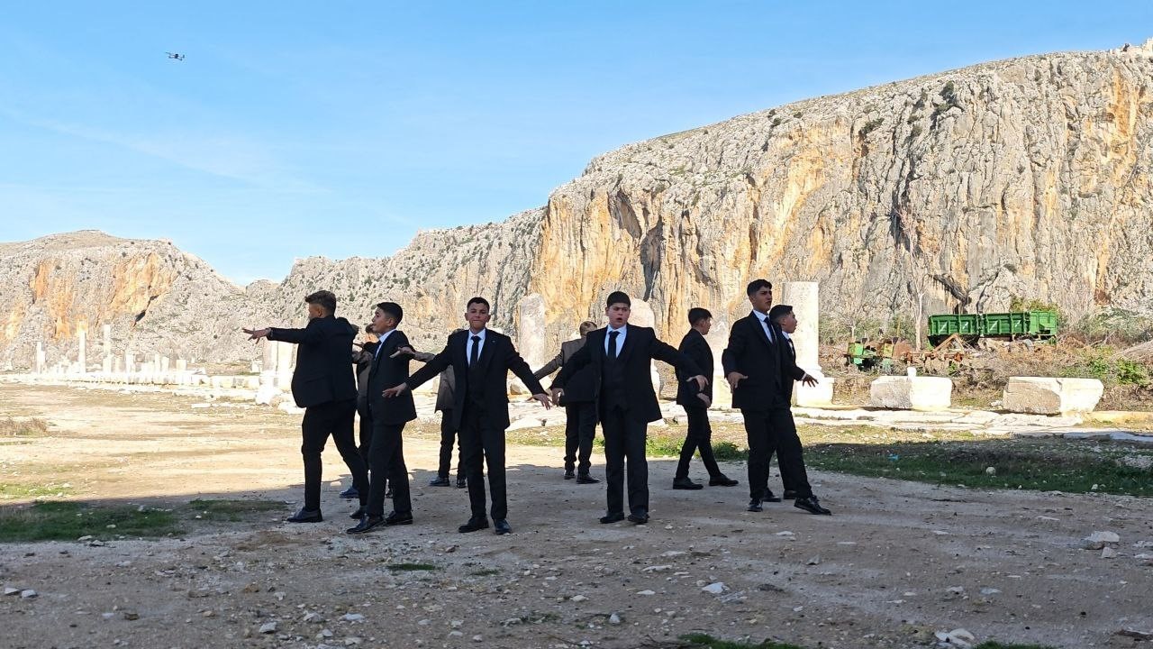 Öğrenciler Anvarza’da zeybek oynadı
