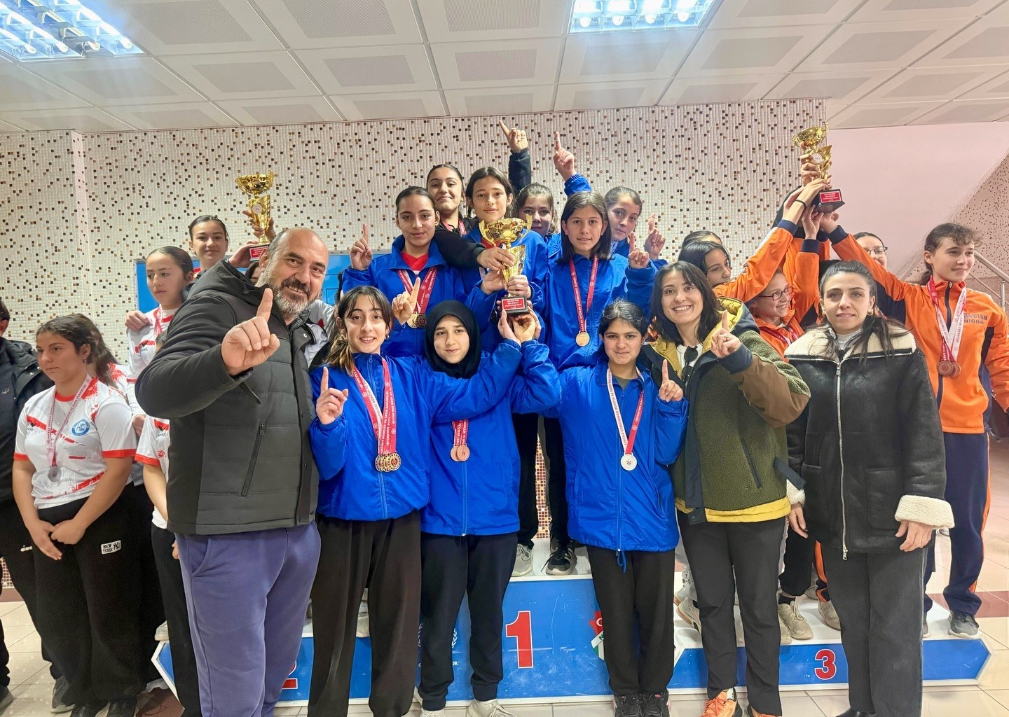 Öğrenciler atletizmde il dereceleri elde etti
