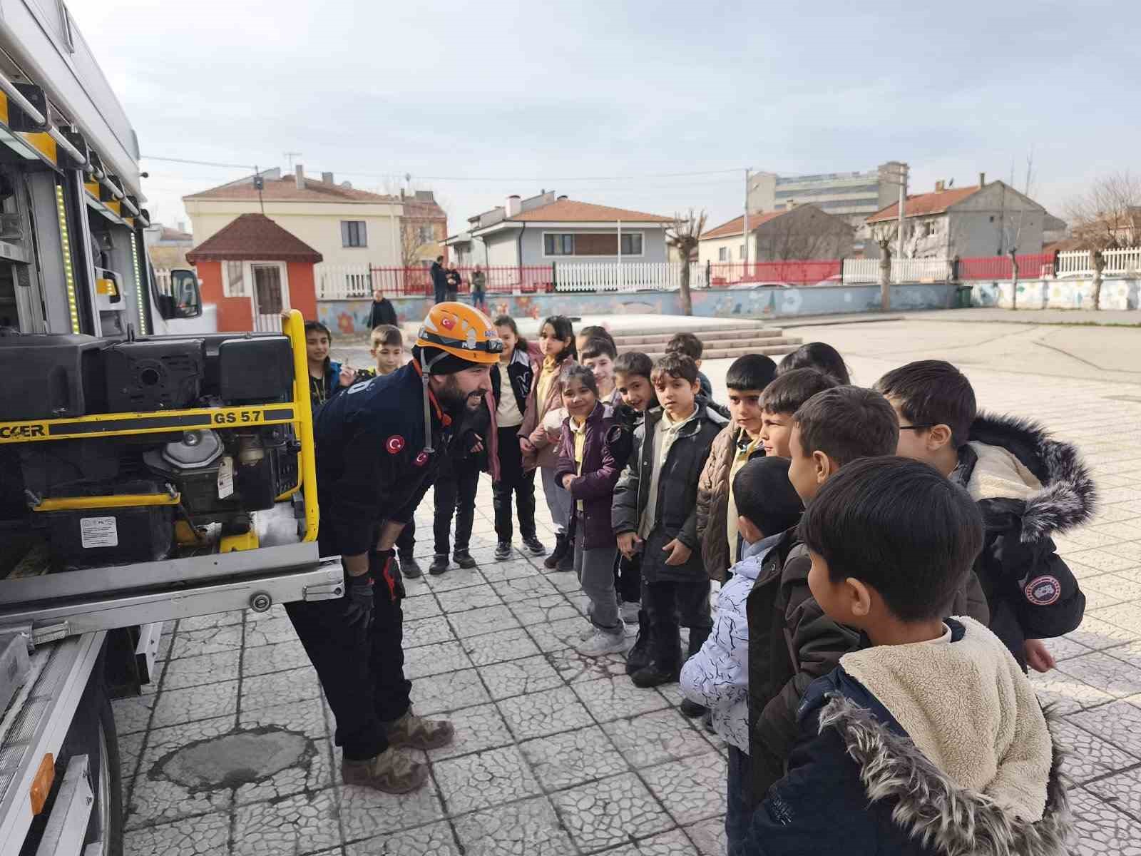 Öğrenciler depremde ne yapmaları gerektiğini tatbikatta öğrendi
