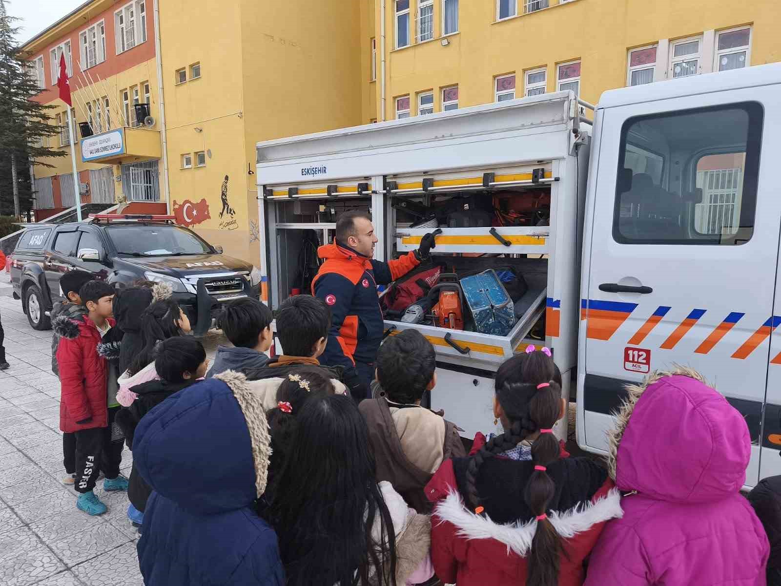 Öğrenciler depremde ne yapmaları gerektiğini tatbikatta öğrendi
