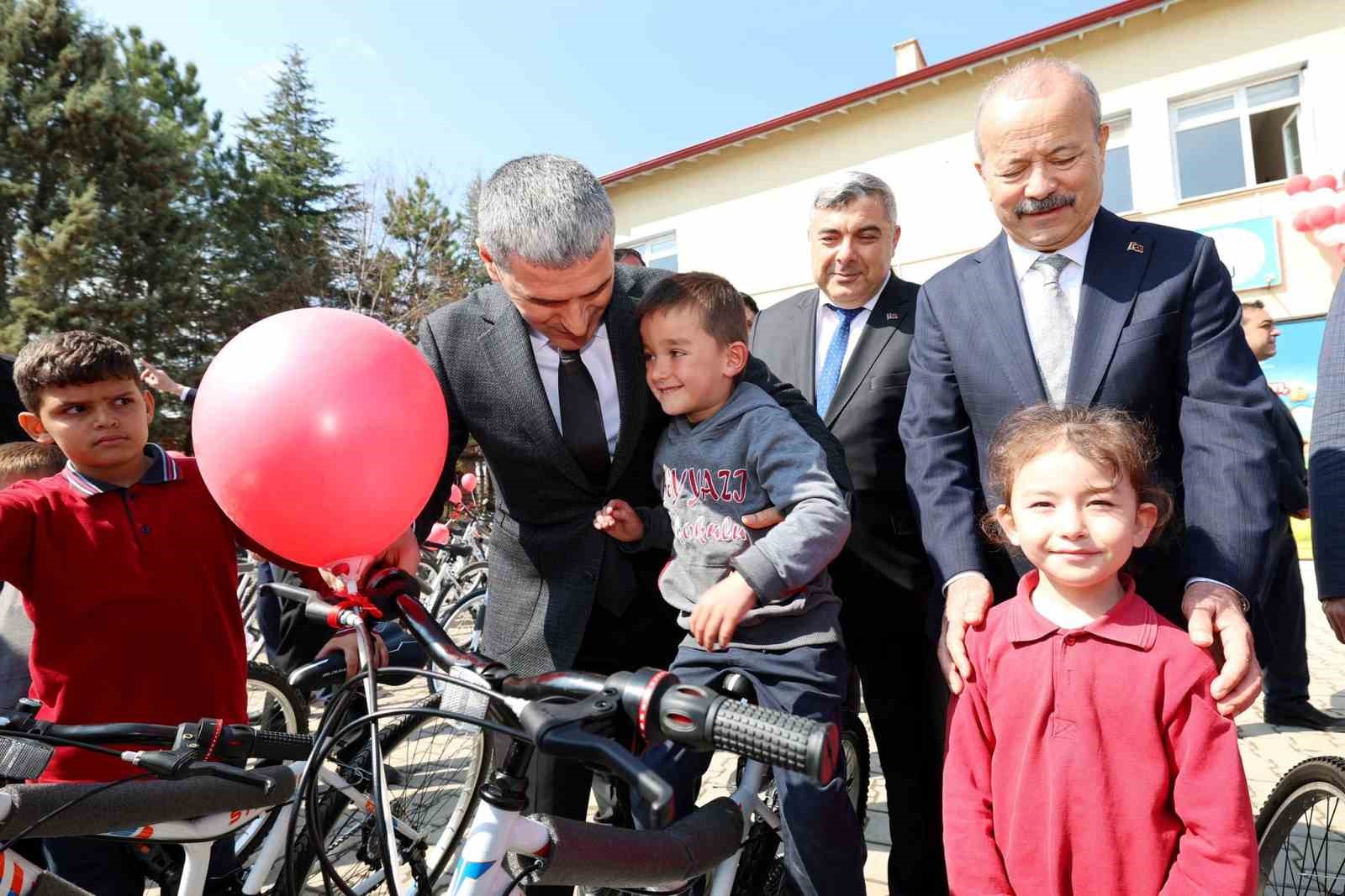Öğrenciler hediyelerini protokol üyelerinden aldı
