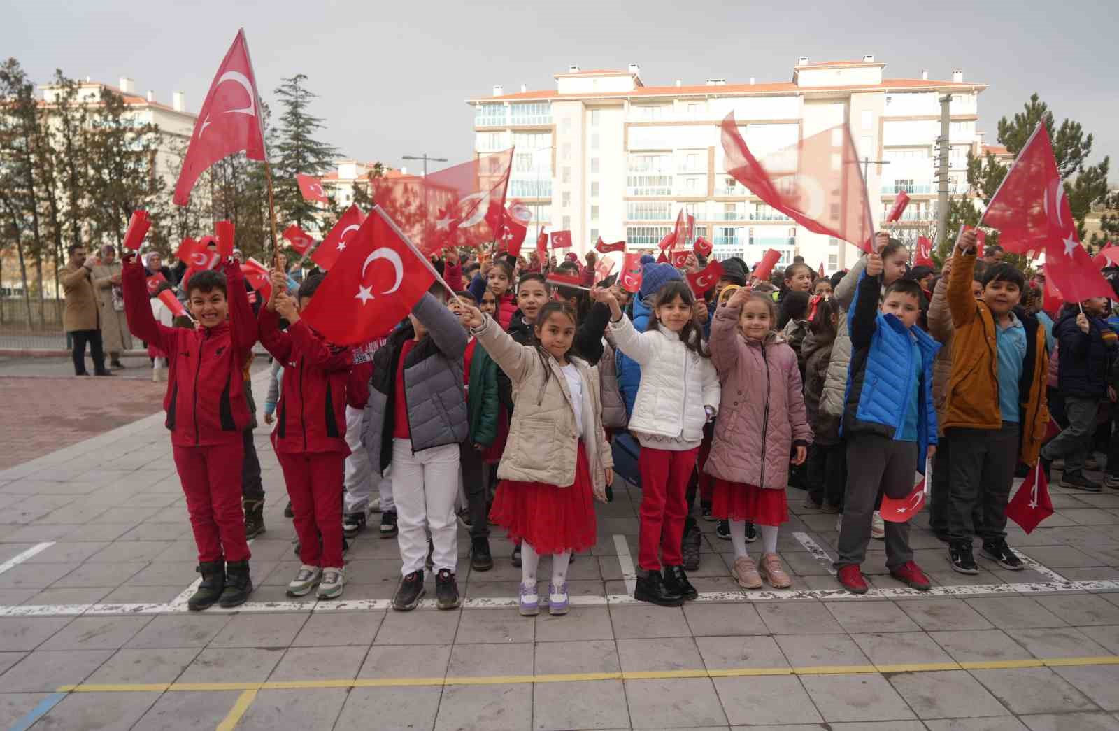 Öğrenciler ikinci döneme ’Bayrak Sevgisi’ temasıyla başladı
