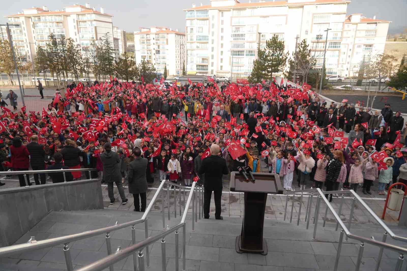 Öğrenciler ikinci döneme ’Bayrak Sevgisi’ temasıyla başladı
