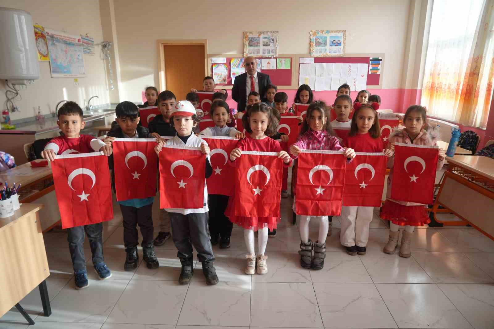 Öğrenciler ikinci döneme ’Bayrak Sevgisi’ temasıyla başladı
