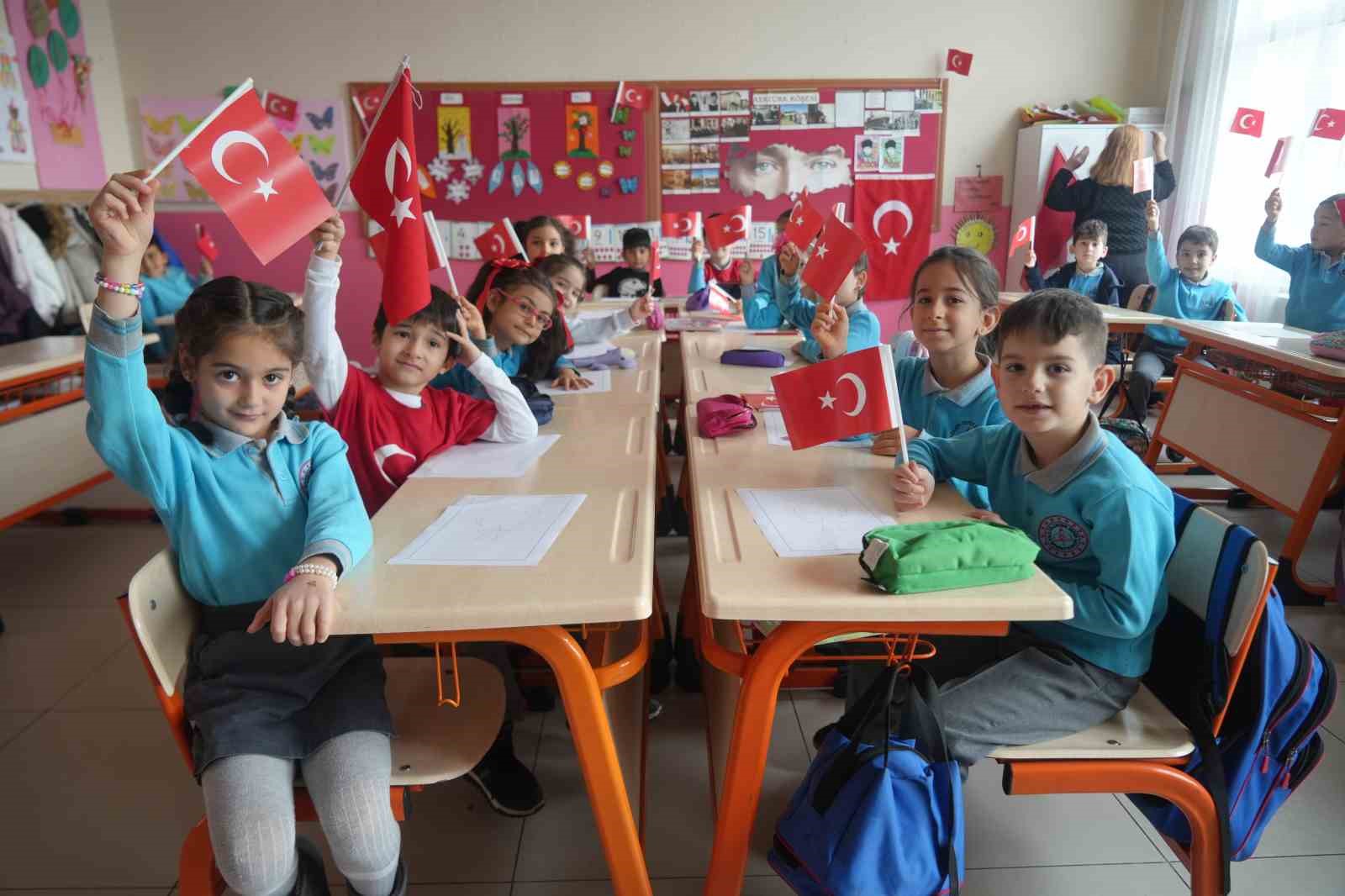 Öğrenciler ikinci döneme ’Bayrak Sevgisi’ temasıyla başladı
