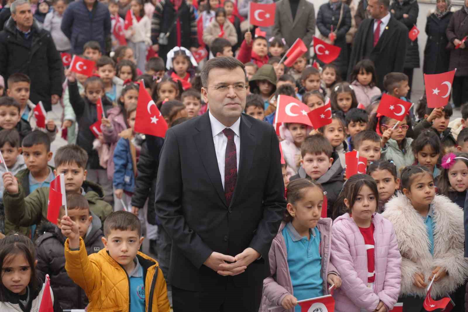 Öğrenciler ikinci döneme ’Bayrak Sevgisi’ temasıyla başladı
