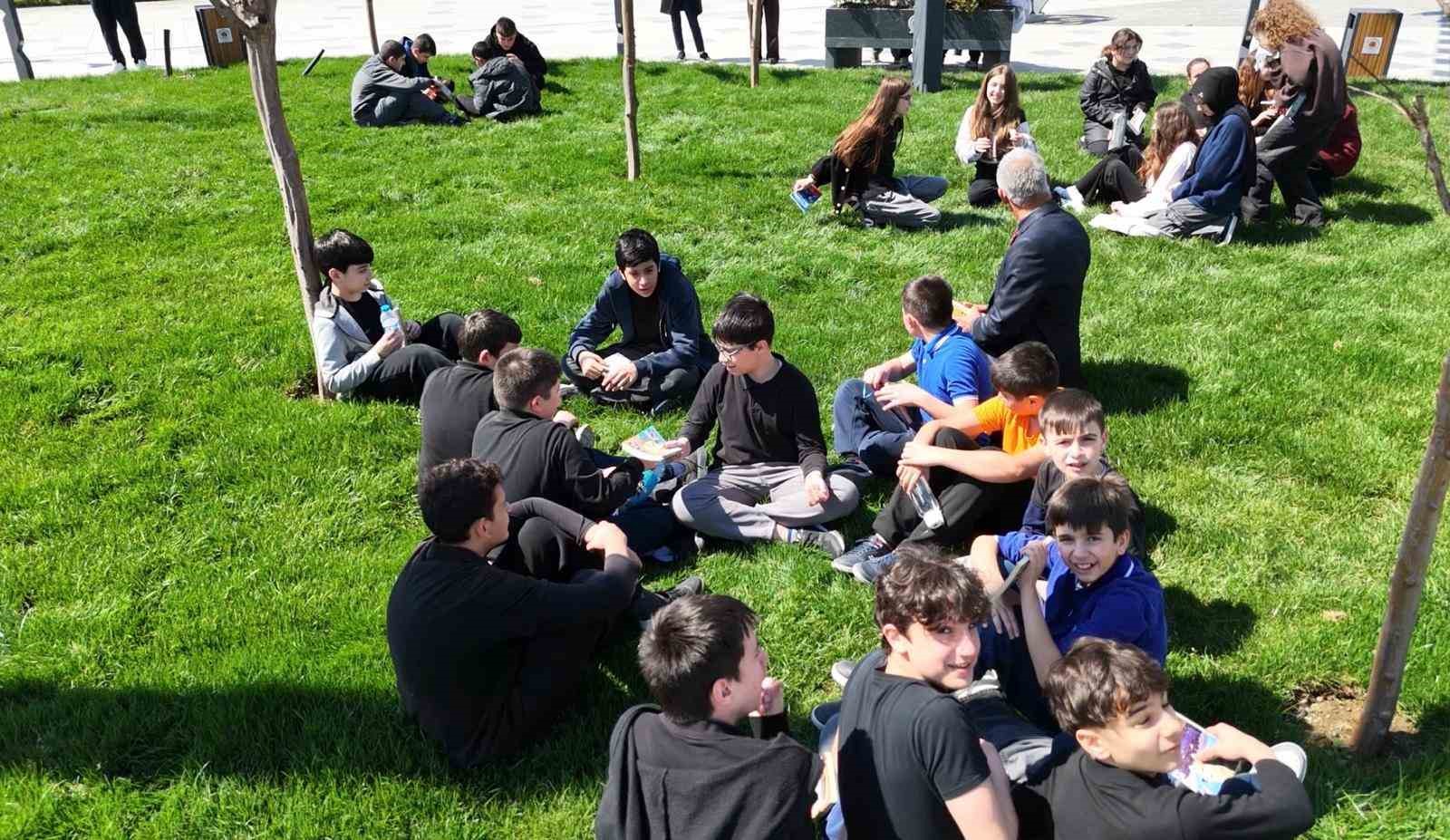 Öğrenciler, İstiklal Meydanı’nda kitap okudu
