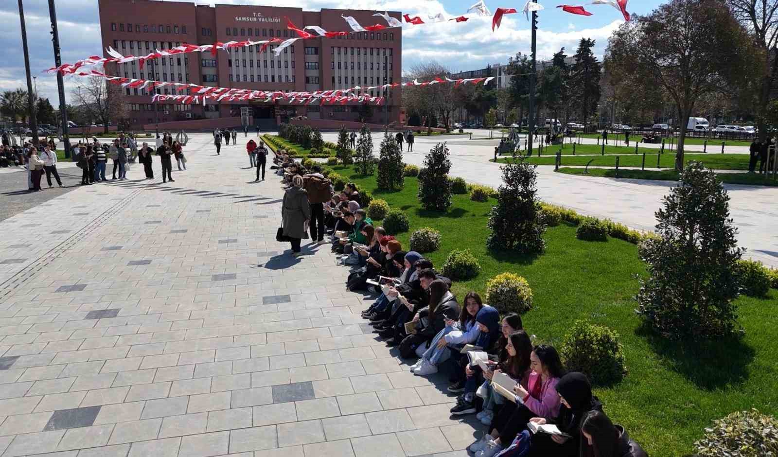 Öğrenciler, İstiklal Meydanı’nda kitap okudu
